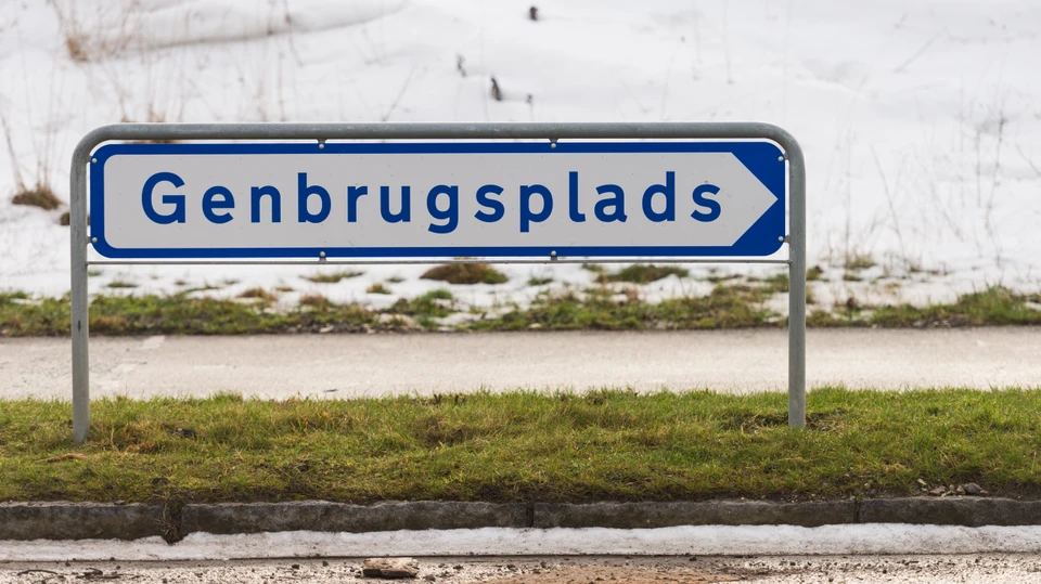 Billede af et skilt, der viser mod genbruspladsen