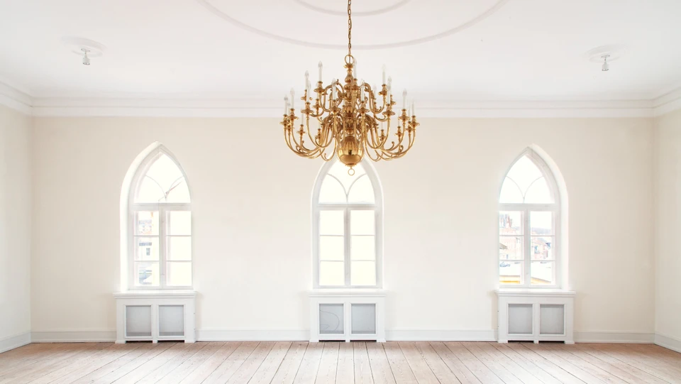 Billede af sal på Kornerups Rådhus med en stor lysekrone i centrum