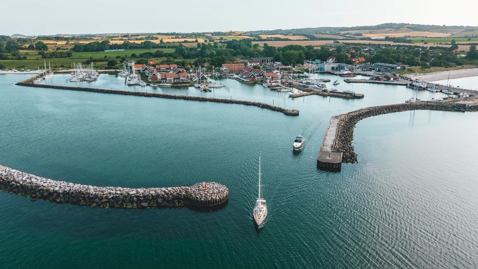 Dronebillede af Klintholm Havn fra vandsiden