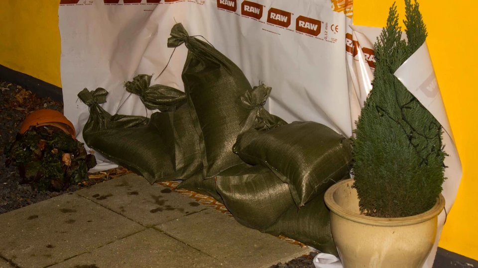 Billede af Sandsække foran dør