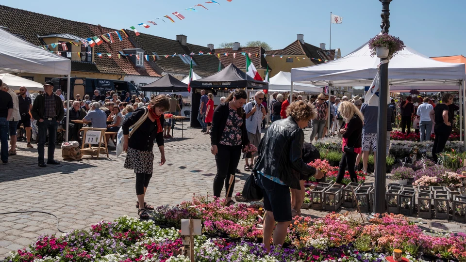 Billede fra Fransk forår i Præstø. Mennesker kigger på boder og blomster