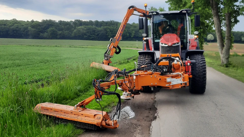 Billede af traktor med græsklipper monteret foran