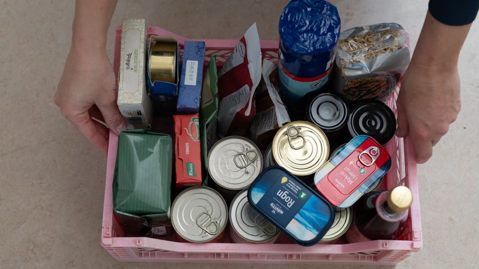 Billede af kasse med forskellige langtidsholdbare madvarer i poser og på dåse