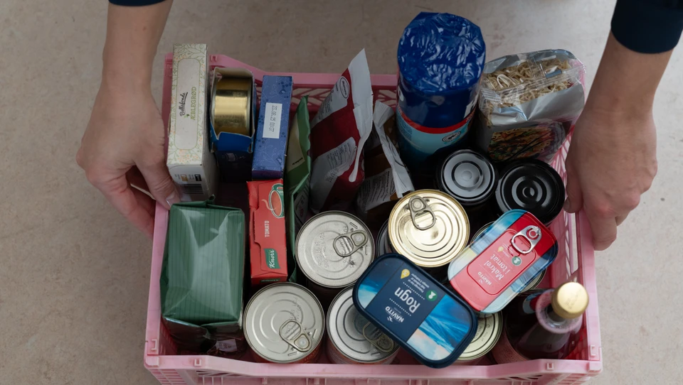 Billede af kasse med forskellige langtidsholdbare madvarer i poser og på dåse