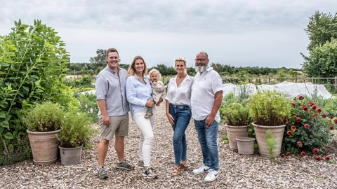 Hele familien i køkkenhaven