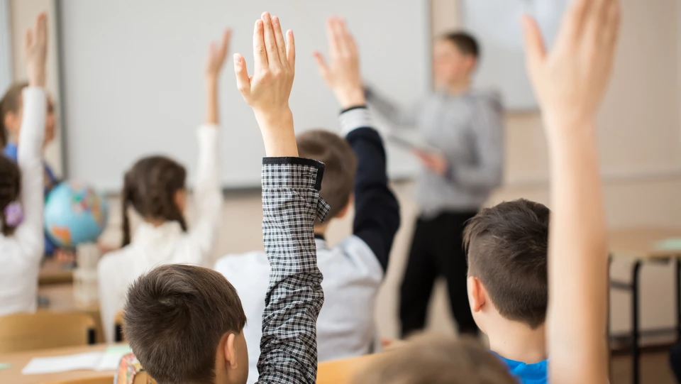 10 klasse børn rækker hænderne op