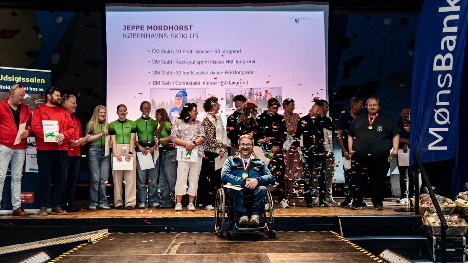 Billede af en scene med prismodtagere med konfetti der regner ned