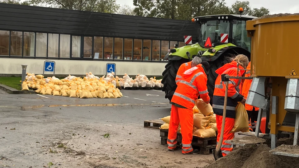 Sandsække foran bygning