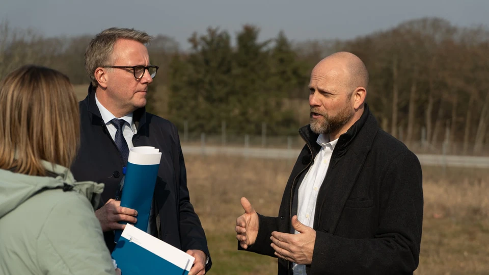 Mikael Smed og minister i snak om industripark ved Bårse-Tappernøje