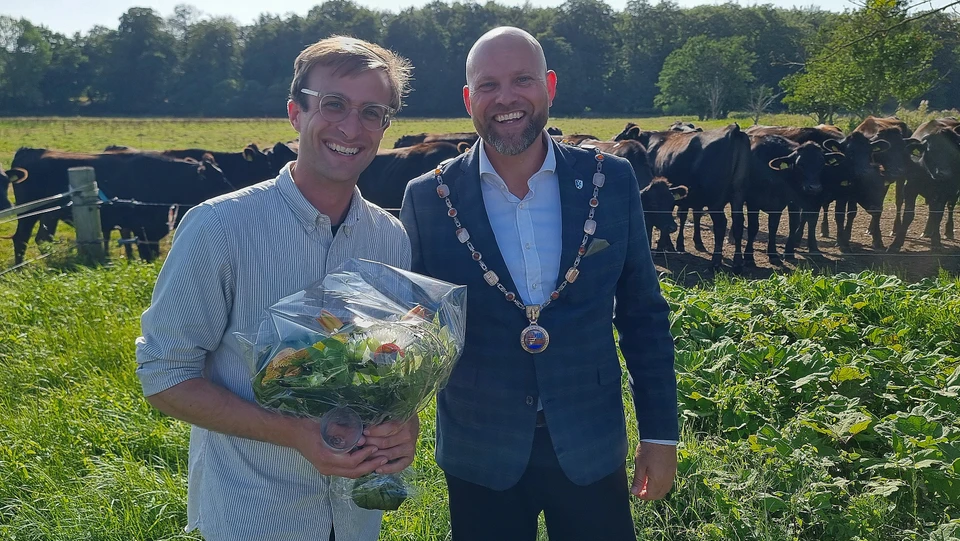 Borgmester Mikael Smed overrækker Natur- og Miljøprisen 2023 til August Hage på Oremandsgaard Gods