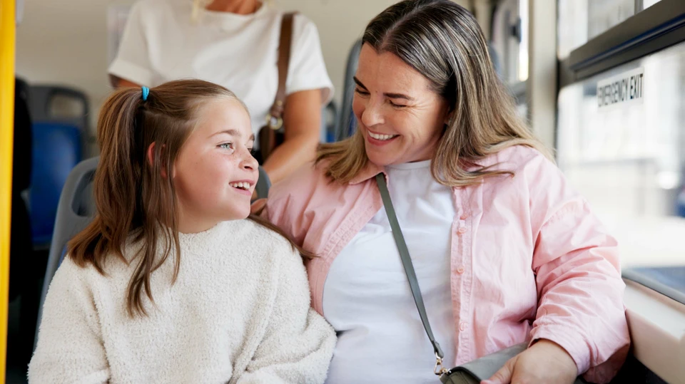 Voksen og barn i skolebus
