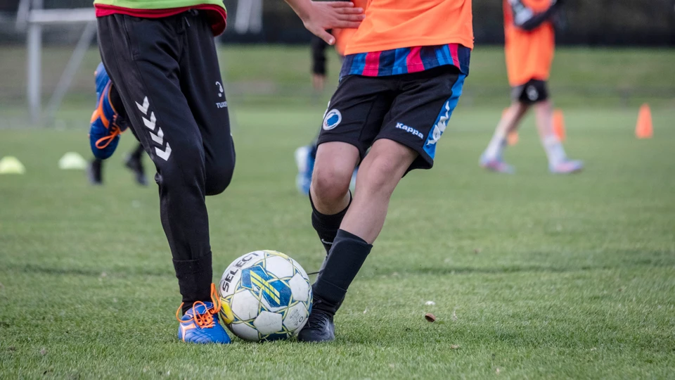 Børn der spiller fodbold