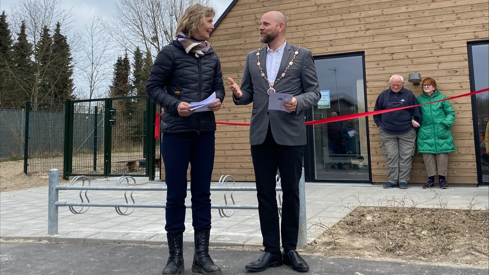 Borgmester Mikael Smed sammen med dagtilbudleder Laila Hertel Gunthel foran det nye Præstø Børnehus