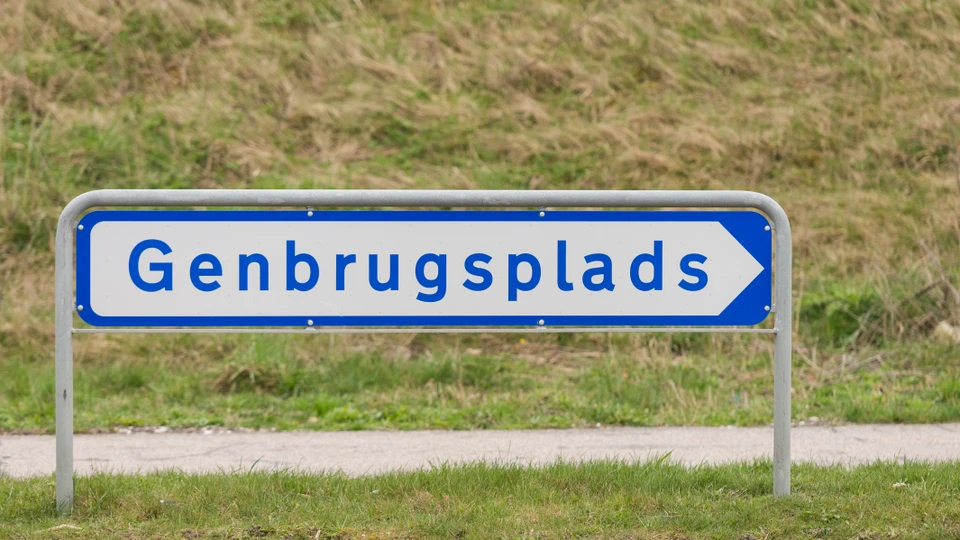 Billede af et skilt, der viser mod genbrugspladsen