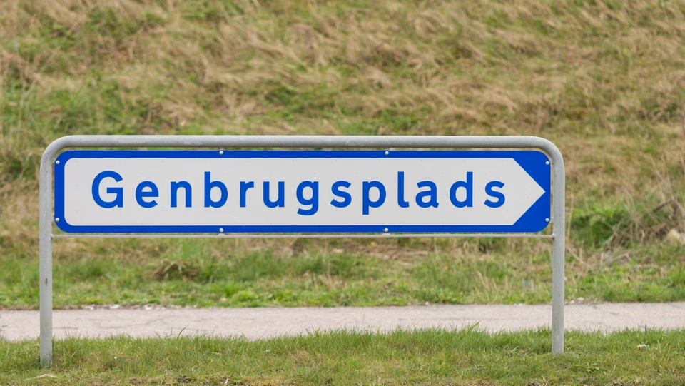 Billede af et skilt, der viser mod genbrugspladsen