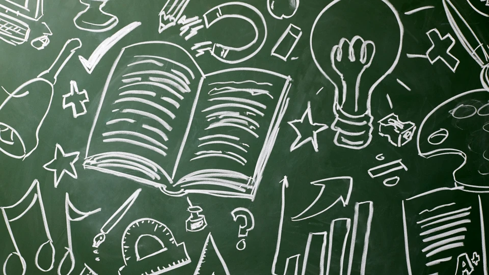 Billede af en tavle med forskellige illustrationer skrevet med kridt