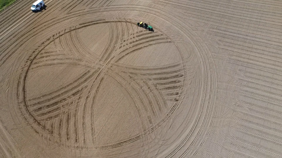 Luftfoto af indvielseskors markeret i ny skov i Bårse