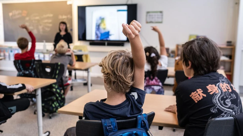 Barn rækker hånden i vejret