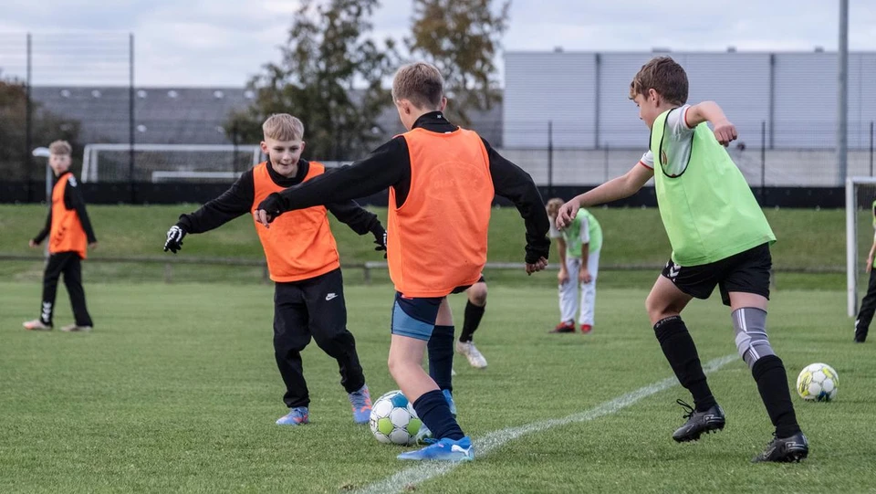 Drenge spiller fodbold