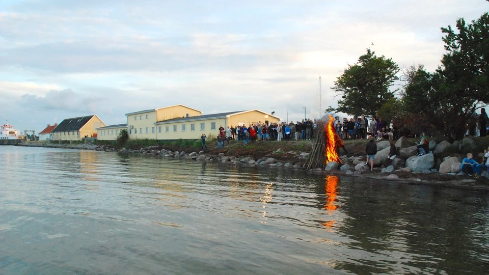 Billede af sankthans-bål ved Den Gule Stald i Kalvehave