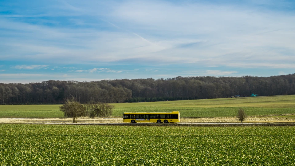 Bus kører i landskabet