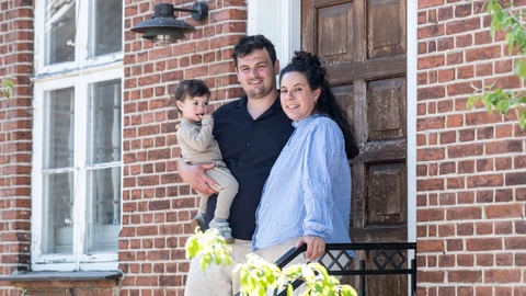 Maria og Philip foran deres hjem i Nyråd