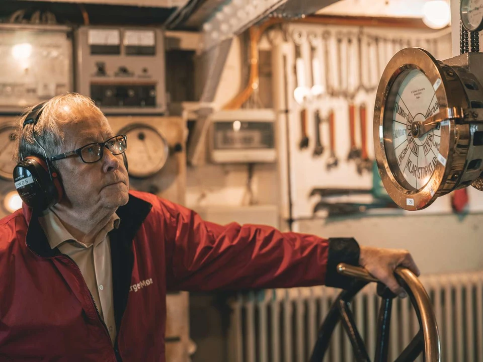 Frivillige i styrhuset på Færgen Møn