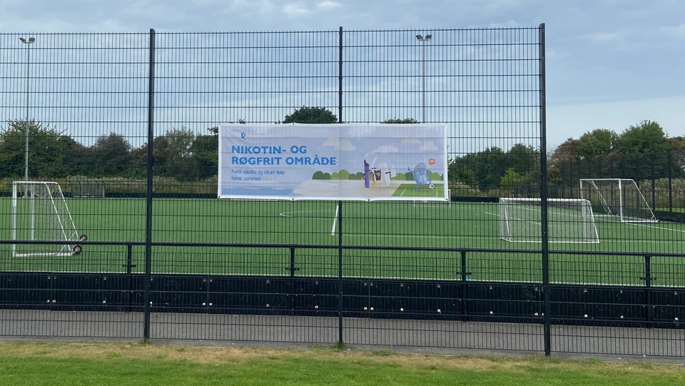 Banner på Stege Stadion med teksten Nikotin- og røgfrit område