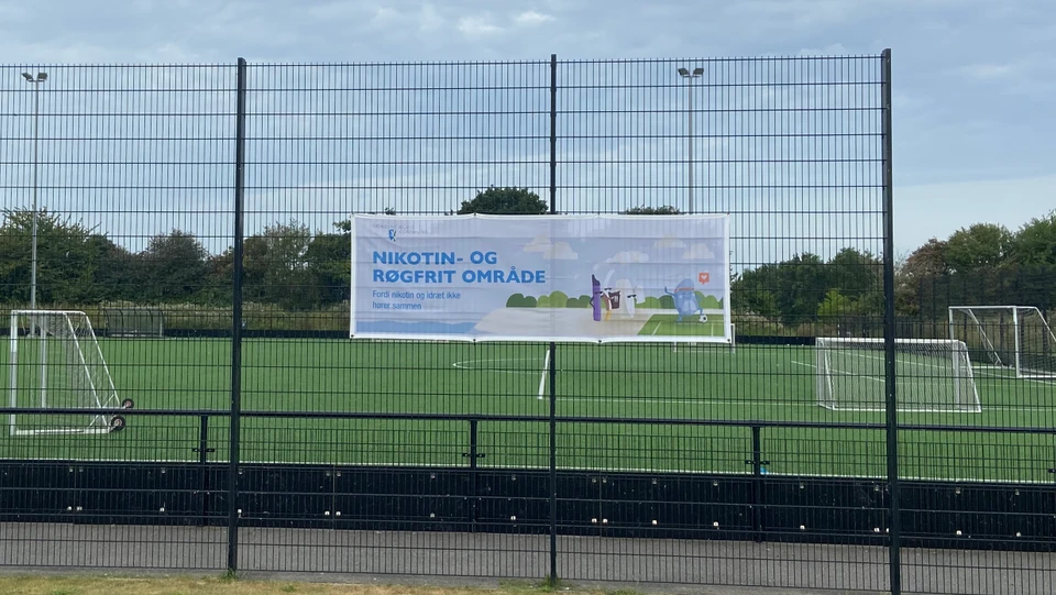 Banner med teksten nikotin- og røgfrit område i Stege