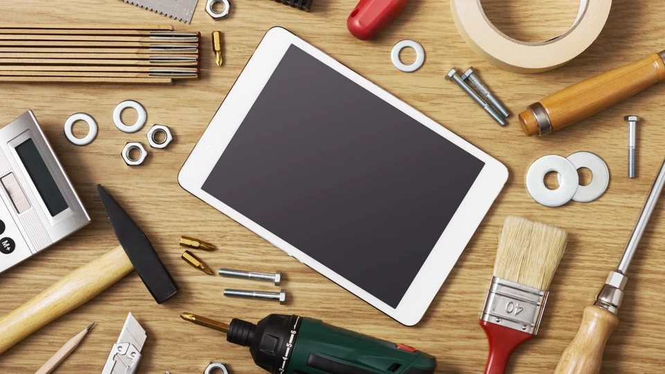 Tablet og værktøj på skrivebord