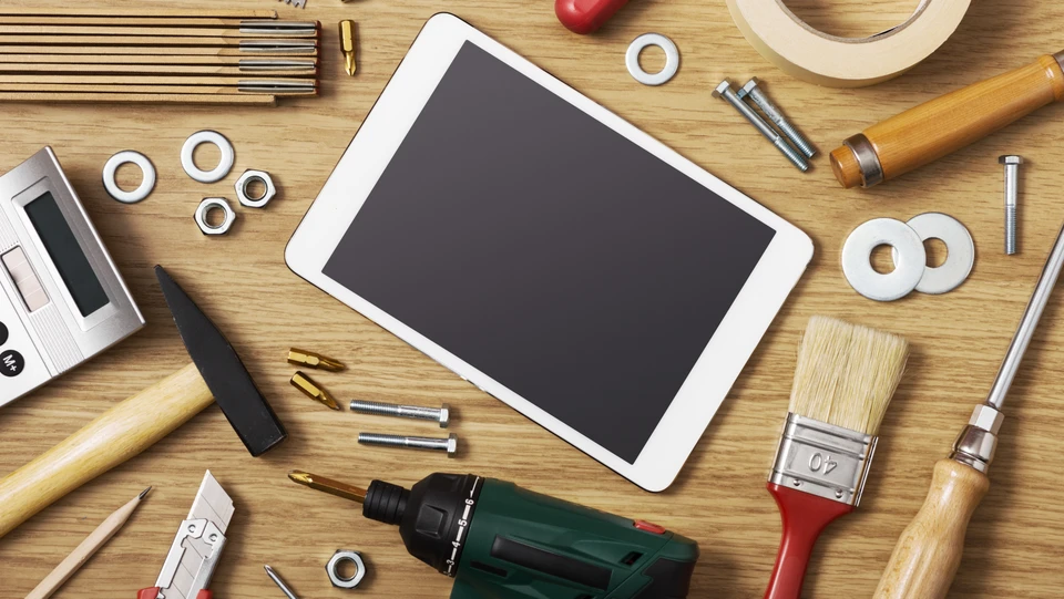 Tablet og værktøj på skrivebord