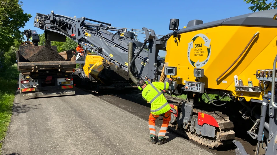 Folk, der arbejder med at lægge asfalt