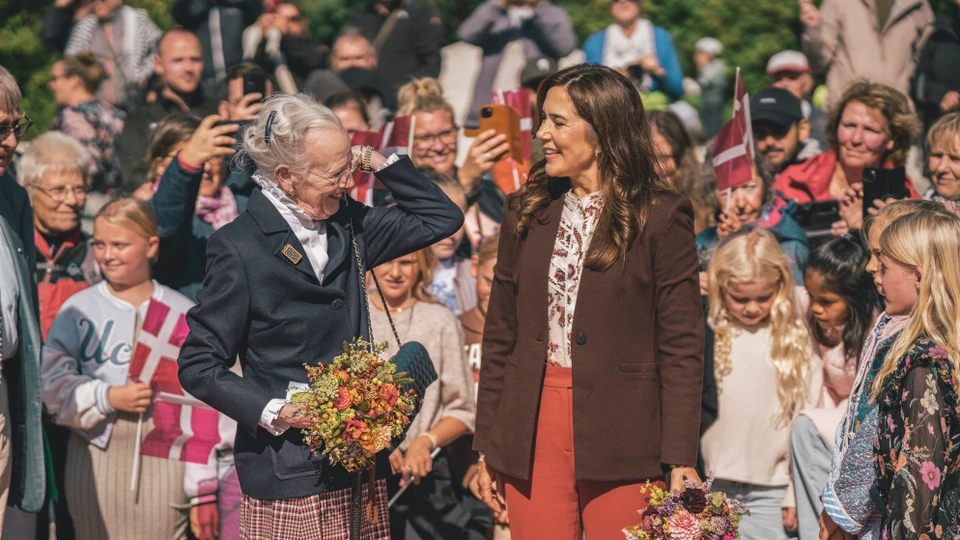 H.M. Dronningen og H.M. Dronning Margrethe modtages af en skoleklasse ved Møns Klint