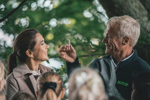 Direktør for Geocenter Møns Klint Nils Natorp viser H.M. Dronningen et fossil. Foto: Mads Tolstrup