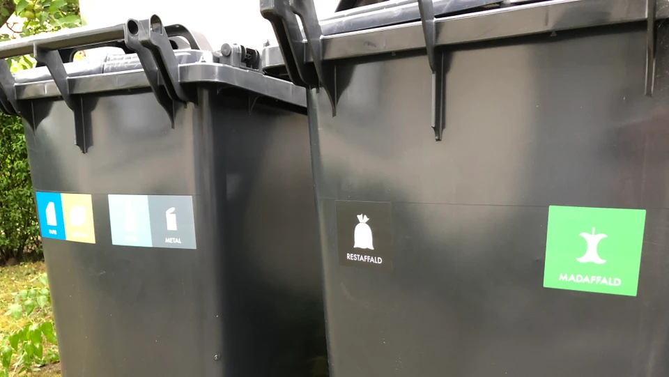 Sorte affaldsspande med logoer