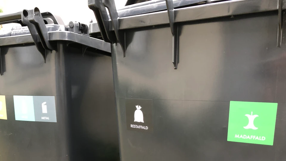 Sorte affaldsspande med logoer