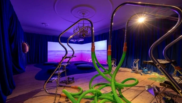 Billede af en kunstudstilling på det lokale udstillingssted Orthunga i Vordingborg