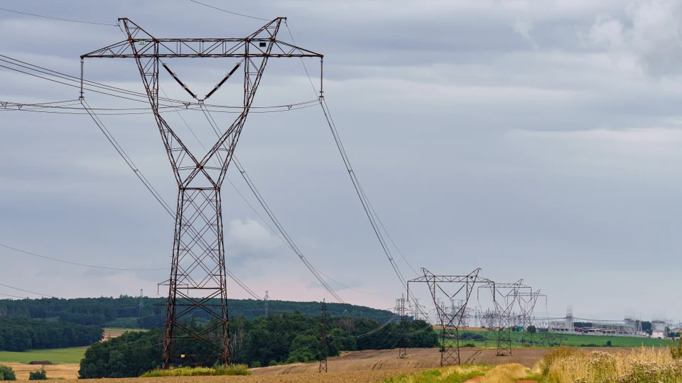 Billede af en højspændingsmast i landskabet