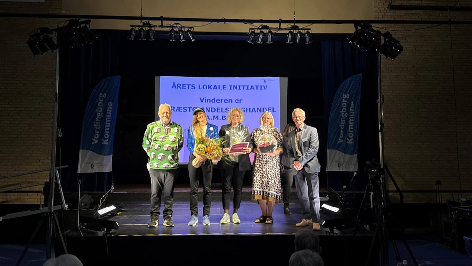 Billede af personerne bag Præstø Boghandel der modtager prisen for Årets Initiativ 2025