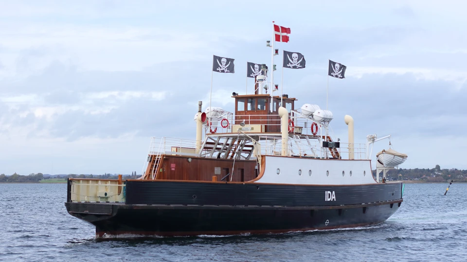 Billede af Færgen Ida, der sejler med piratflag