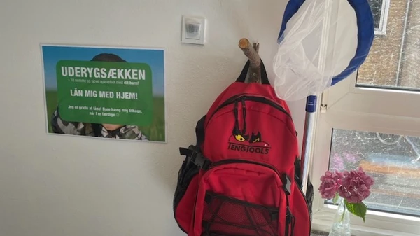 Uderygsæk med insektnet på knage i institution