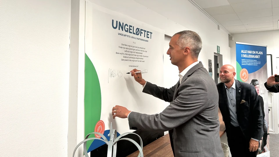 Undervisningsminister Mattias Tesfaye skriver på tavle