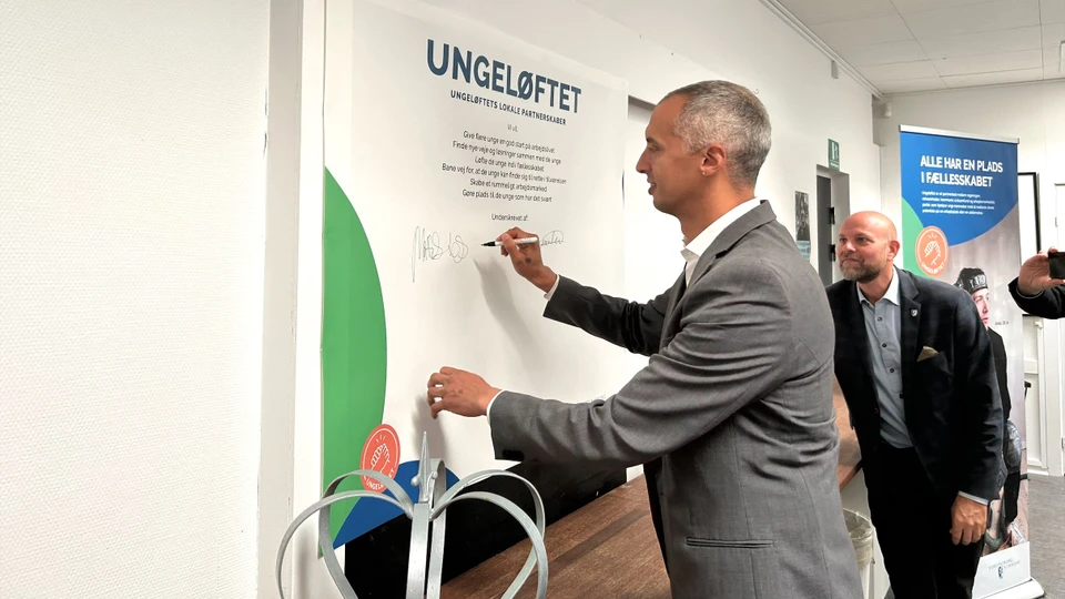 Undervisningsminister Mattias Tesfaye skriver på tavle