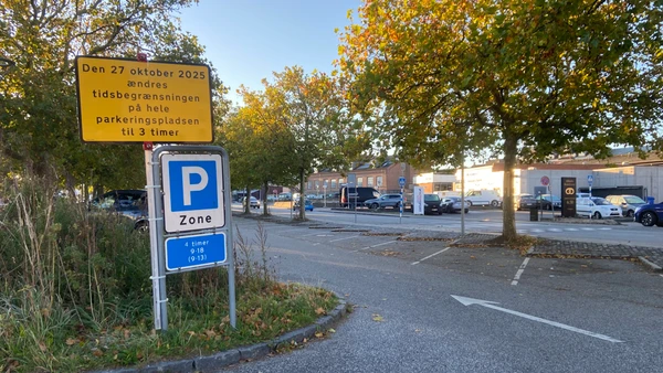 Billede af et skilt om ændrede parkeringsregler opsat på Karolinepladsen i Vordingborg