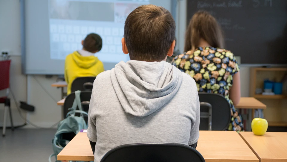 Billede af børn der sidder til undervisning i et klasseværelse