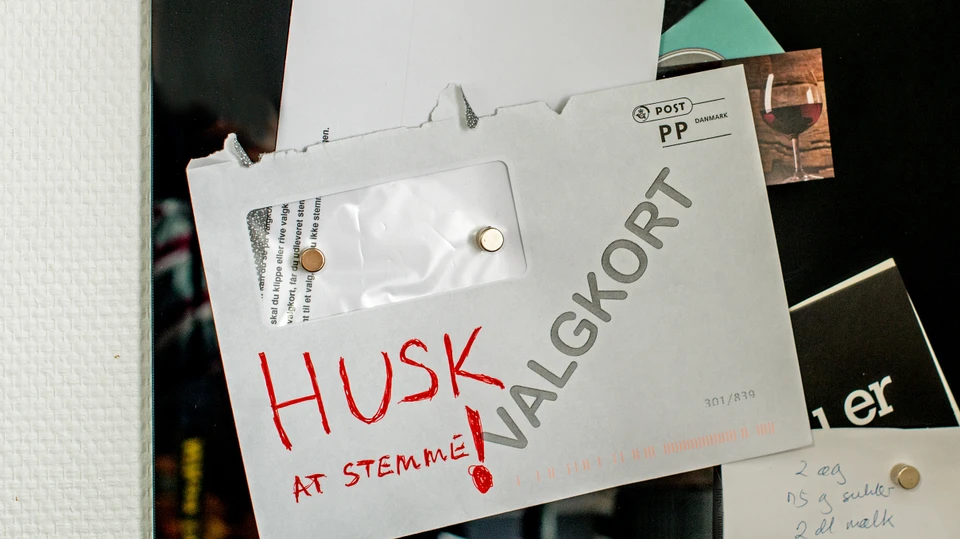 Kuvert med valgkort på opslagstavle