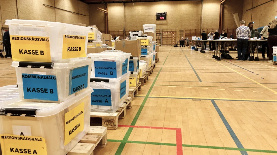 Billede af kasser med stemmer til Fintælling i Vordingborg