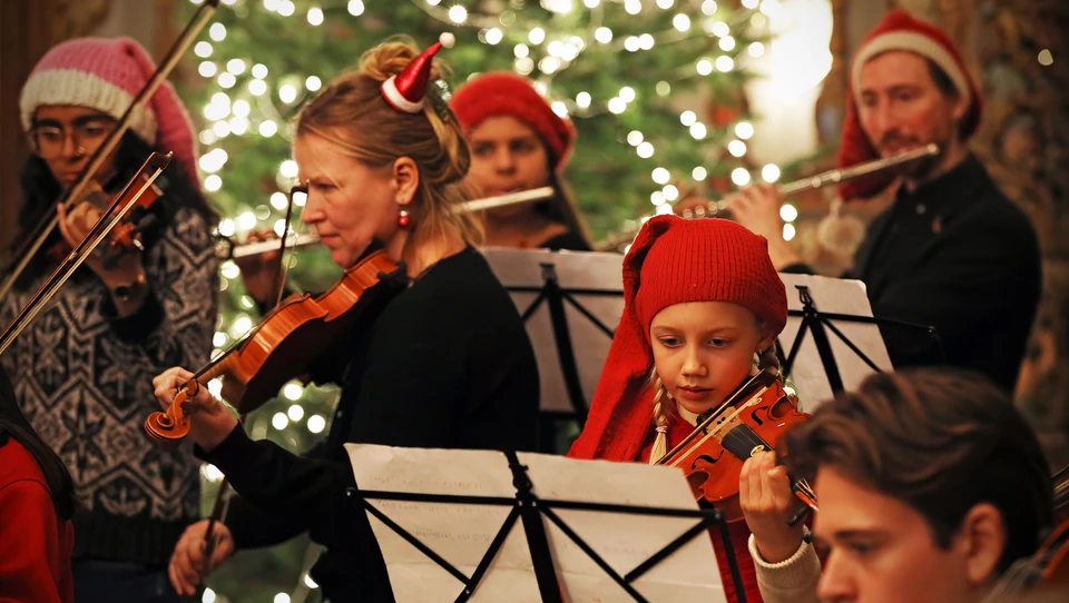 Billede af et klassiske orkester med børn i nissehuer