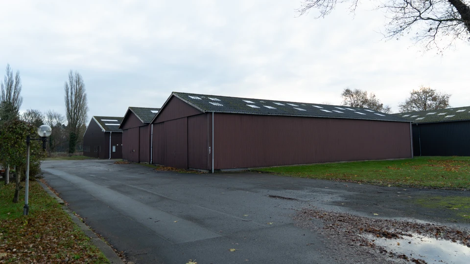 Bygninger langs landevej