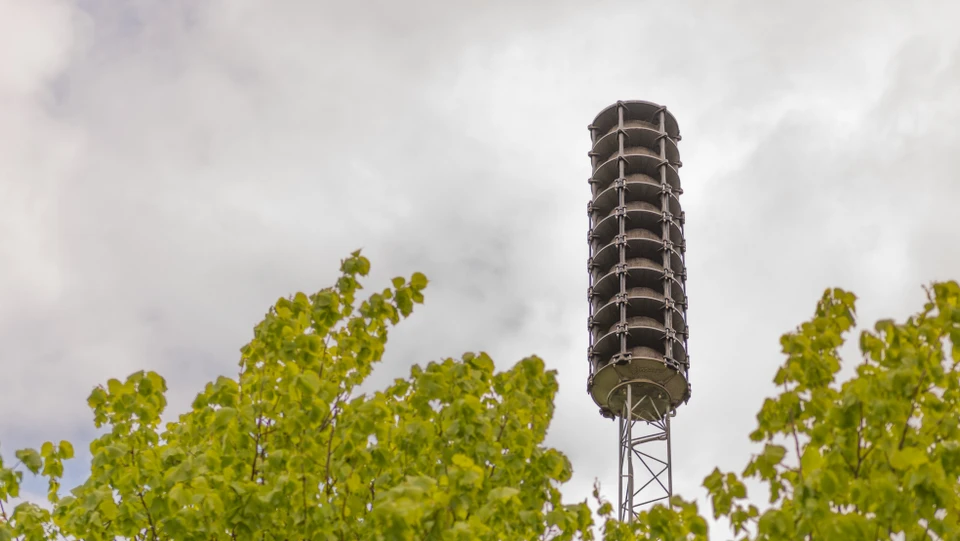 Billede af en luftsirene på en gittermast